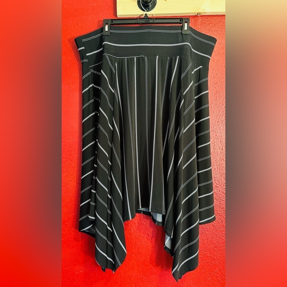 Lane Bryant Women's Black and White Sharkbite Hem Striped Skirt, Sz 22/24 NWT - Picture 3 of 8